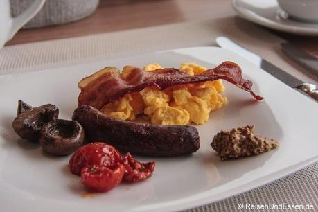 Nürnberger Rostbratwürste mit frischen Senf beim Frühstück im 3'60° Restaurant