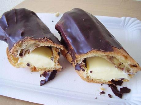 Kuriose Feiertage - 22. Juni - Schokoladen-Eclair-Tag - der amerikanische National Chocolate Eclair Day - Liebesknochen4 via Wikimedia Commons