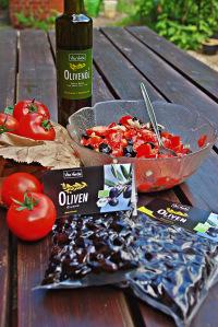 Tomaten-Oliven-Salat mit Olivenöl und Oliven von Vita Verde.