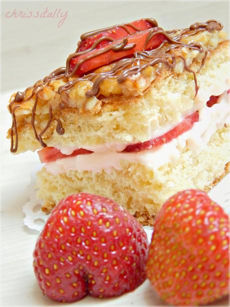 fruchtiger Erdbeerbienenstich / Strawberry bee string cake