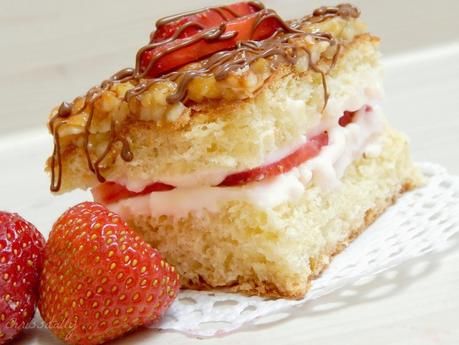 fruchtiger Erdbeerbienenstich / Strawberry bee string cake