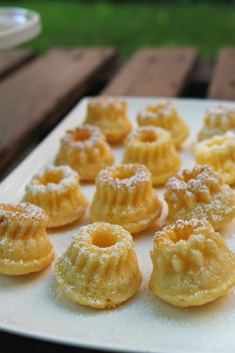 Mini Sweet Table: Donauwellen-Cupcakes, Zitronen-Joghurt-Gugl und Marschmallow-Cake Pops