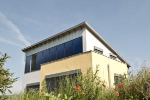 Solarthermie-Nutzung mit eloxierten Fassadenkollektoren, Foto: BSW-Solar/Wagner & Co.