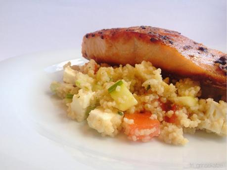 Grilllachs auf Gemüsecouscous.