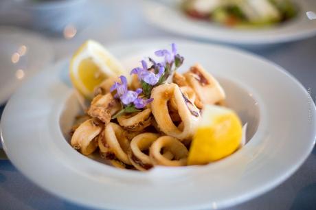 Griechisches Abendessen im SaniResort Chalkidiki - Salat, Meeresfrüchte, Pita, Dessert
