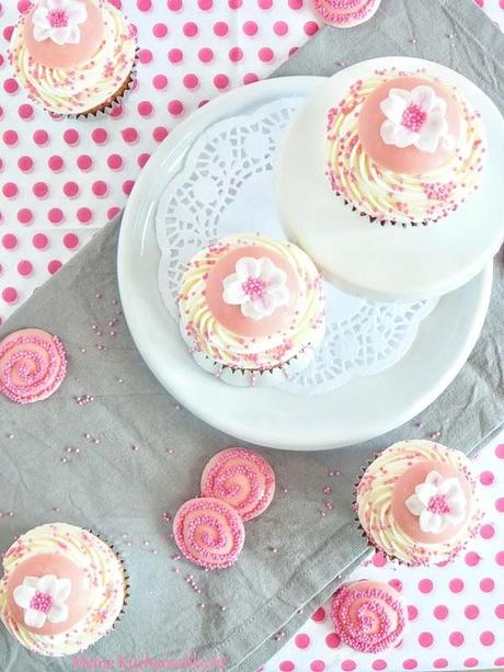 Erdbeer-Vanille-Cupcakes mit rosa Blümchen-Schokotaler Topper
