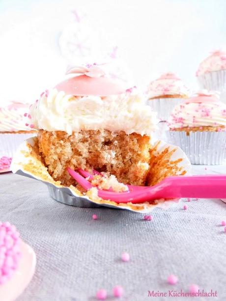 Erdbeer-Vanille-Cupcakes mit rosa Blümchen-Schokotaler Topper
