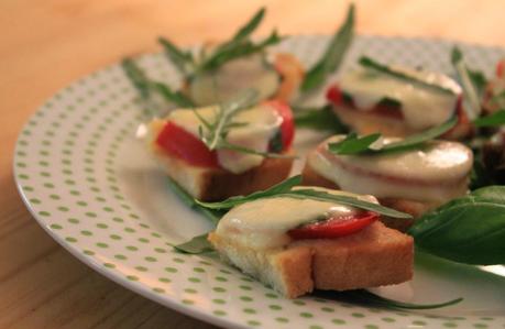 Toast mit Tomate und Mozzarella