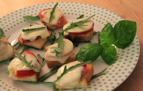 Toast mit Tomate und Mozzarella