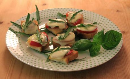 Toast mit Tomate und Mozzarella