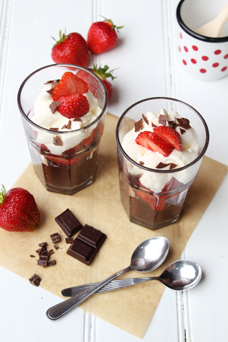 Selbstgemachter Schokoladenpudding mit frischen Erdbeeren und Mascarpone-Sahnehäubchen-mhmmmm!