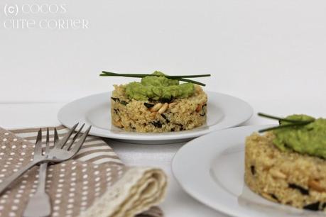 Quinoasalat mit Minze, Pinienkernen und Avocadomousse - für den Mädelsabend