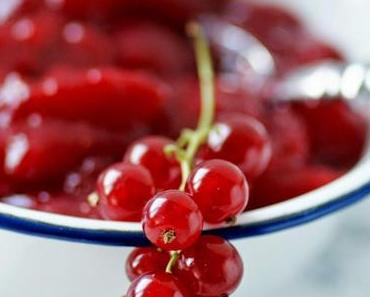 Sonntagsbrötchen mit Johannisbeer-Erdbeer-Marmelade