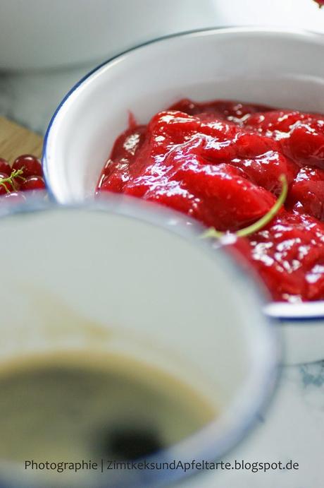 Sonntagsbrötchen mit Johannisbeer-Erdbeer-Marmelade