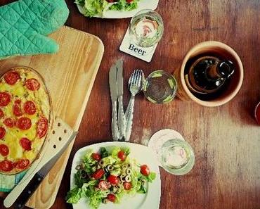 Spanische Tortilla mit Tomaten, Salat und einem Essig-Öl-Dressing