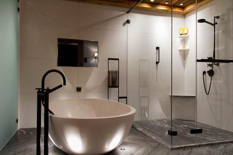 Badezimmer der Panorama Suite mit freistehender Badewanne