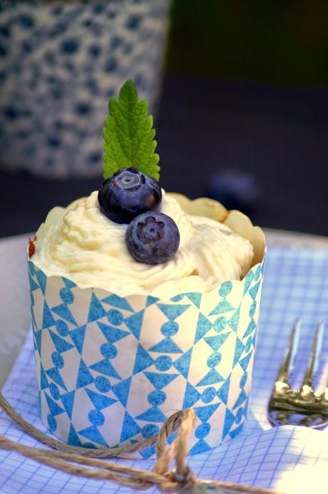 Blaue Stunde mit Blaubeer-Vanille-Cupcakes und DIY-Servietten