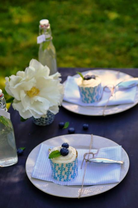 Blaue Stunde mit Blaubeer-Vanille-Cupcakes und DIY-Servietten