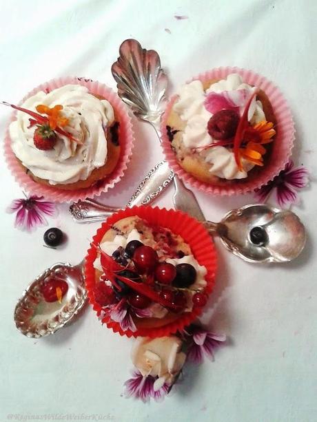 Süßer, bunter Naschgenuss aus dem Garten - Beeren Cupecakes mit Frischkäse-Sommerblüten-Topping