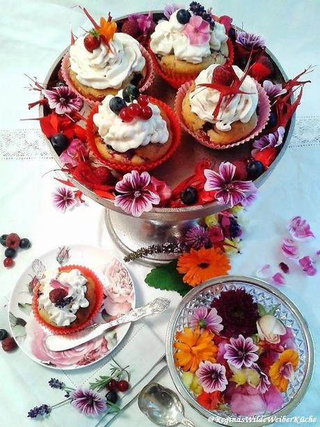 Süßer, bunter Naschgenuss aus dem Garten - Beeren Cupecakes mit Frischkäse-Sommerblüten-Topping