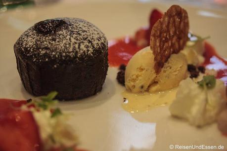 Klassischer Schokoladen-Fondant mit flüssigen Kern im Restaurant Falstaff
