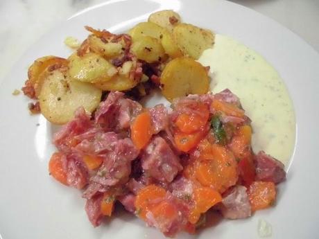 Eisbein-Sauerfleisch zu Bratkartoffeln und Remouladensoße