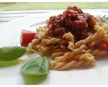 vegane Sauce Bolognese mit frischem Gemüse auf Dinkelnudeln