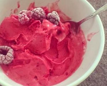 Küchenquickie: Himbeereis mit weißer Schokolade