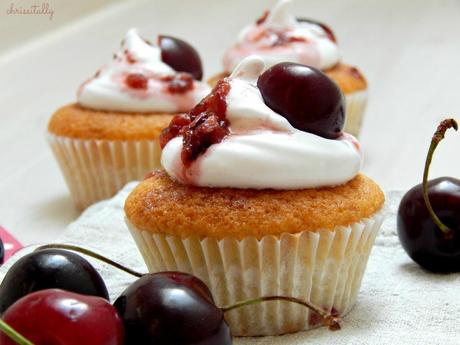 Kirsch Cupcakes mit french meringue Frosting / Cherry Cupcakes with french meringue frosting