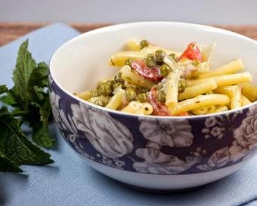 Nudeln mit Mascarpone-Sahne-Soße, Erbsen und Speck