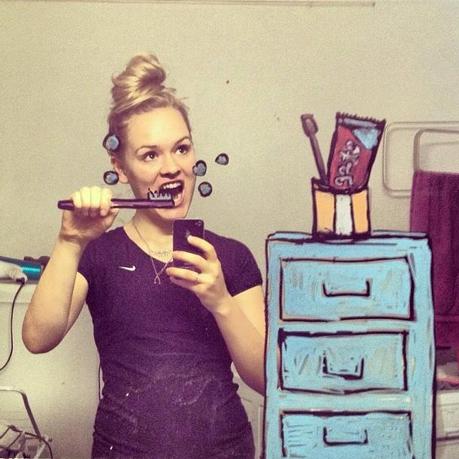 Mirrorsme: Kreative Selfies durch Malerei auf dem Spiegel