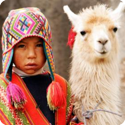Kind mit Lama - Peru erleben mir Inkatrotter