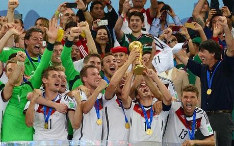 Deutsche Nationalmannschaft mit WM Pokal 2014