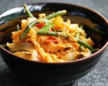 Rezept: Gebratene Reisbandnudeln mit Kokosmilch-Erdnuss-Soße & rotem Curry