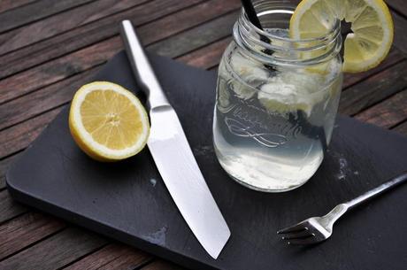 5 Gründe warum du Zitronenwasser trinken solltest.