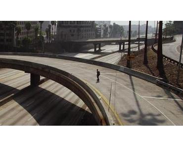 Urban Isolation: Skateboarding in einer leeren Großstadt
