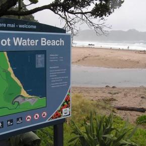 Sprudelnd heißes Wasser am Hot Water Beach in Neuseeland