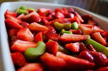 Erdbeer  Rhabarber Crumble-Rezept mit Rhabarber-Crumble-Rezept-Erdbeer Crumble-Nachspeise mit Erdbeeren-warme Nachspeise-Food-Annanikabu-1