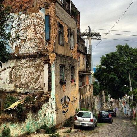 Street Art: Vhils meißelt Bilder in Hauswände