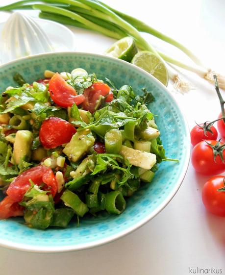 leichte und schnelle Sommerküche: Avocadosalat mit sonnigen Strauchtomaten