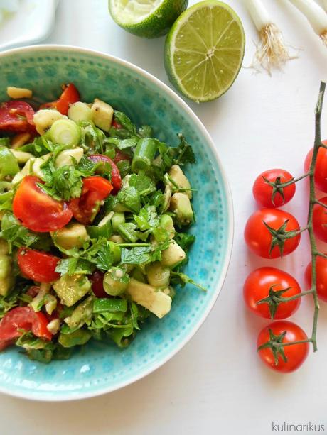 leichte und schnelle Sommerküche: Avocadosalat mit sonnigen Strauchtomaten