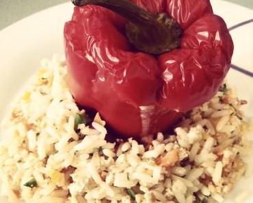 vegan gefüllte Paprika mit Hefeschmelz auf Tomatensoße