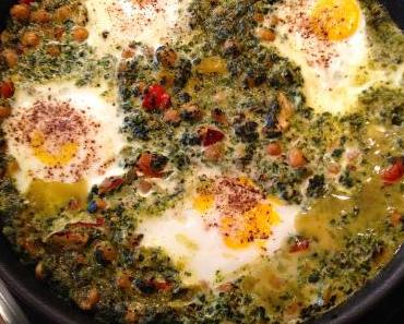 Kichererbsen-Spinat-Pfanne mit Spiegelei – Chickpeas and Spinach in a pan with fried eggs