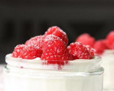 Das perfekte Sommerdessert: cremiger Kokosquark mit frischen Himbeeren