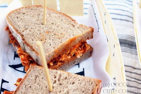 Pulled Chicken Sandwich an BBQ-Sauce - Picknick Themenwoche