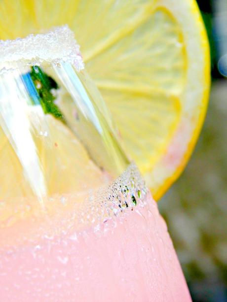Frische Waldfrucht-Zitronenlimo / fresh berry-lemon soda
