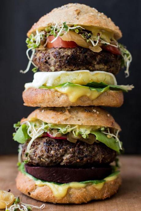 Burger Two Ways mit karamellisierten Zwiebeln & veganer Mayo (healthy secrets)