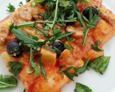 selbstgemachte Pizza mit Hefeschmelz und Rucola
