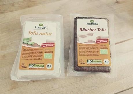 Leckeren Tofu in hochwertiger Qualität besorgen (Nör und ich  haben uns für zwei Varianten – Natur und geräuchert – entscheiden).