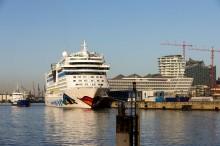 Im Hamburger Hafen startet und endet die siebentägige Kreuzfahrt mit Wohlfühlprogramm.